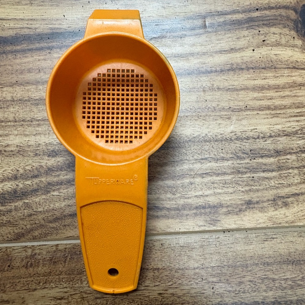 vintage Tupperware Mini Sifter or loose tea strainer, model #879, 1980s